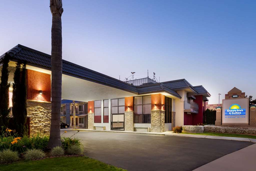 Days Inn & Suites by Wyndham Anaheim At Disneyland Park - photo 2