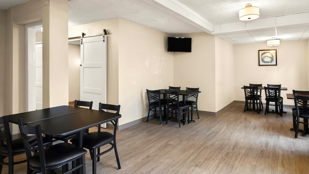 Magnuson Hotel Detroit Airport - photo 35