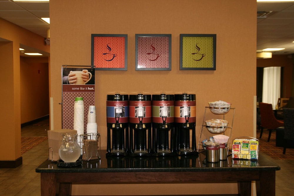 Hampton Inn Youngstown North - photo 37