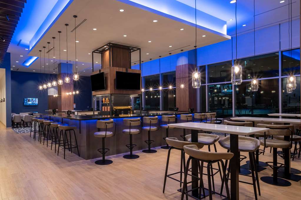 La Quinta Inn & Suites by Wyndham Nashville Downtown Stadium - photo 54