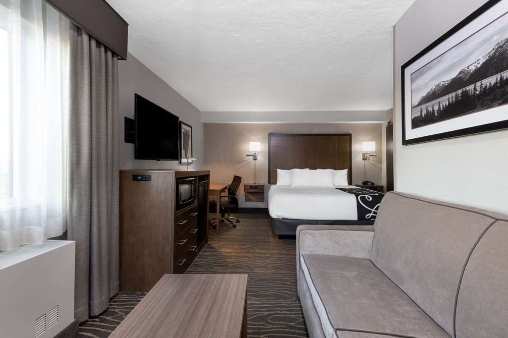 La Quinta Inn & Suites by Wyndham Anchorage Airport - photo 23