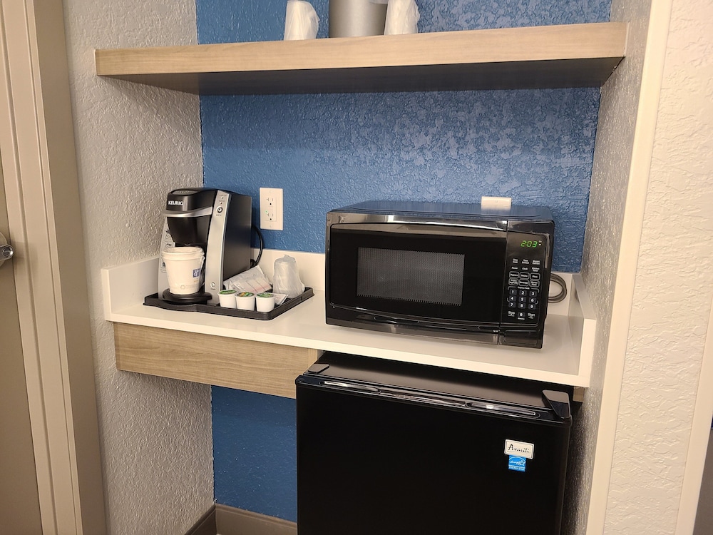 Holiday Inn Express & Suites Ft. Lauderdale N Exec Airport by IHG - photo 31