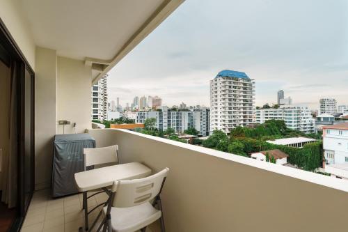Jungle Dream King Bed Oasis with Balcony & High Speed WiFi