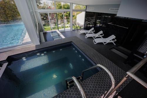 Villa Bauhaus Wellness Apartman Fsz. 3 — 4-Star Luxury Hotel in Siofok, Hungary
