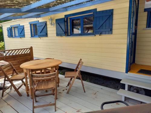 Roulotte au pied du Mont Saint Michel in Pontorson, France