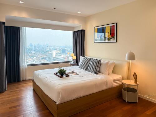 Spacious High Rise 2BR Ultra Fast Wifi Phrom Phong