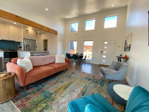 Timber & Tin D 2Bed 2Bath w Pool & Rooftop Deck in Kanab, United States