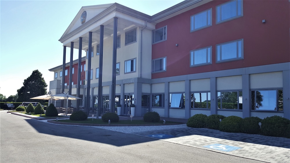 Hotel Poppi — 4-Star Luxury Hotel in Mira Taglio, Italy
