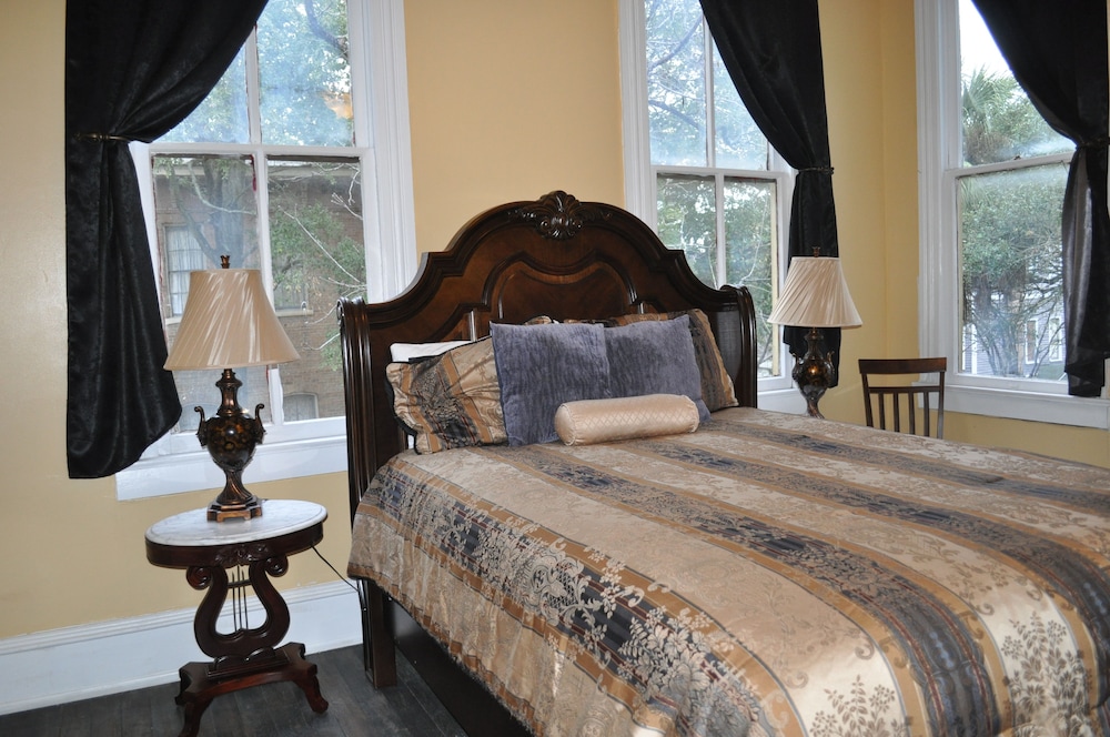 The Mardi Gras House - photo 13