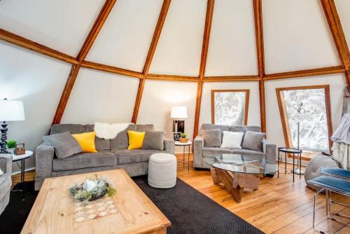 The Beehive w Hot Tub Sauna & Fireplace in Collingwood, Canada