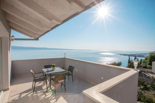 Luxury Sea View Apartment — 4-Star Luxury Hotel in Jesenice, Croatia