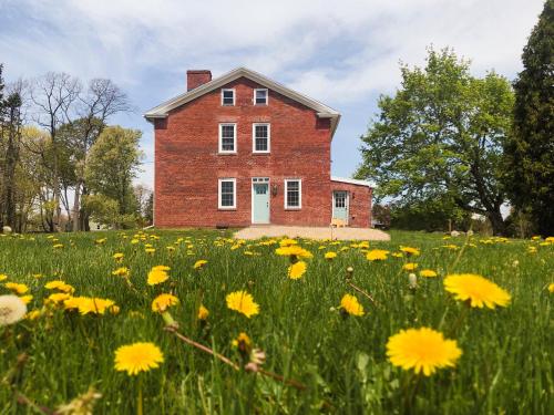 Farmhouse Broad Brook: Comfort & Charm. — 4-Star Luxury Hotel in East Windsor, United States
