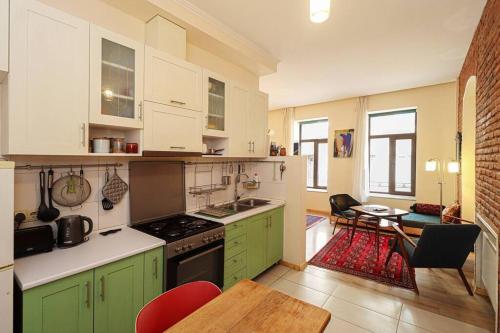 Vintage 2BR Apartment Managed By Wehost