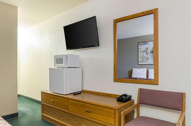 Econo Lodge Wakeeney - photo 15