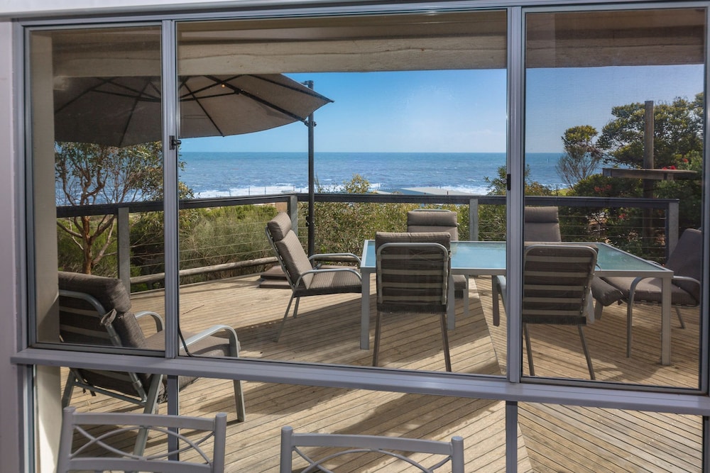 Coorumbene 8 Scenic Way — hotel in Normanville