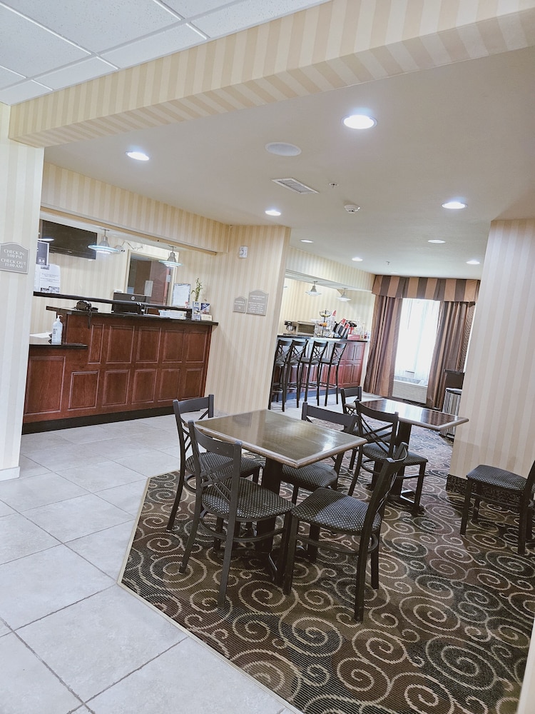 Cobblestone Inn & Suites Bloomfield - photo 4