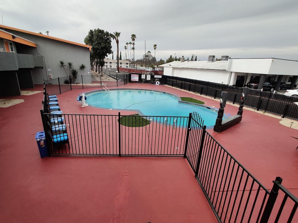 Clarion Pointe Fresno Near Yosemite - photo 26