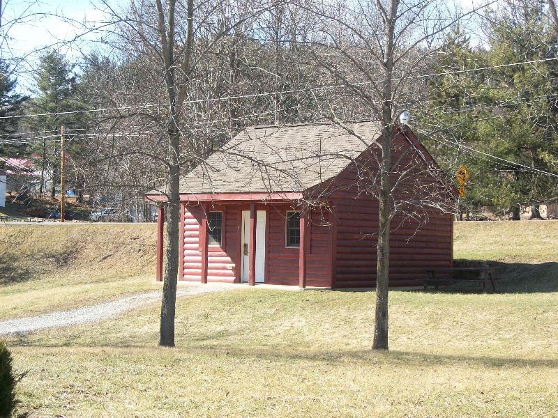 Mohican Little Brown Inn - photo 3