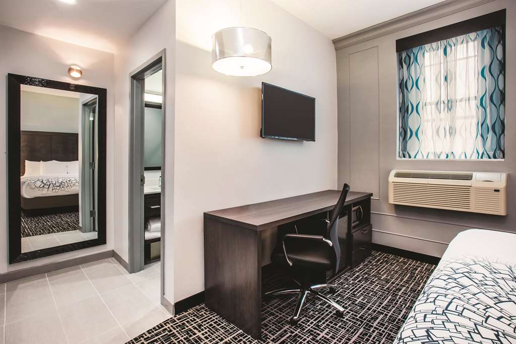 La Quinta Inn & Suites by Wyndham Baltimore Downtown - photo 20