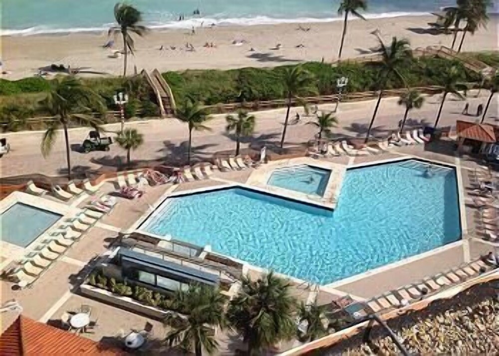 Hollywood Beach Resort one Bedroom Sleeps 6 - photo 12