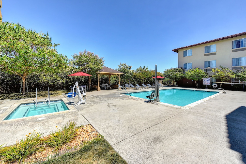 Holiday Inn Express Hotel & Suites Manteca by IHG - photo 28