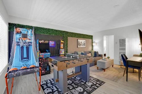 6th Haven Arcade King Bed Games 1 Mile to Beaches — 4-Star Luxury Hotel in Long Beach, United States