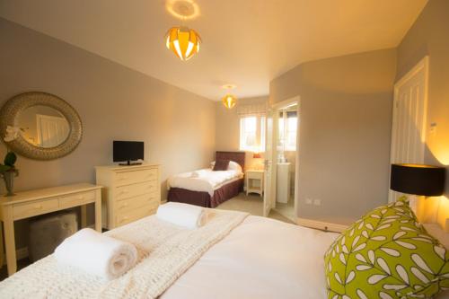 Riber Cottage Darwin Lake Holiday Village — 4-Star Luxury Hotel in Matlock, United Kingdom