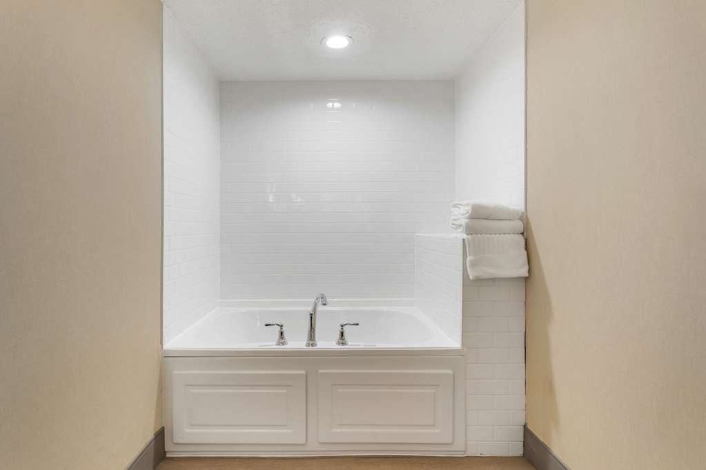 Comfort Inn & Suites LaVale Cumberland - photo 40