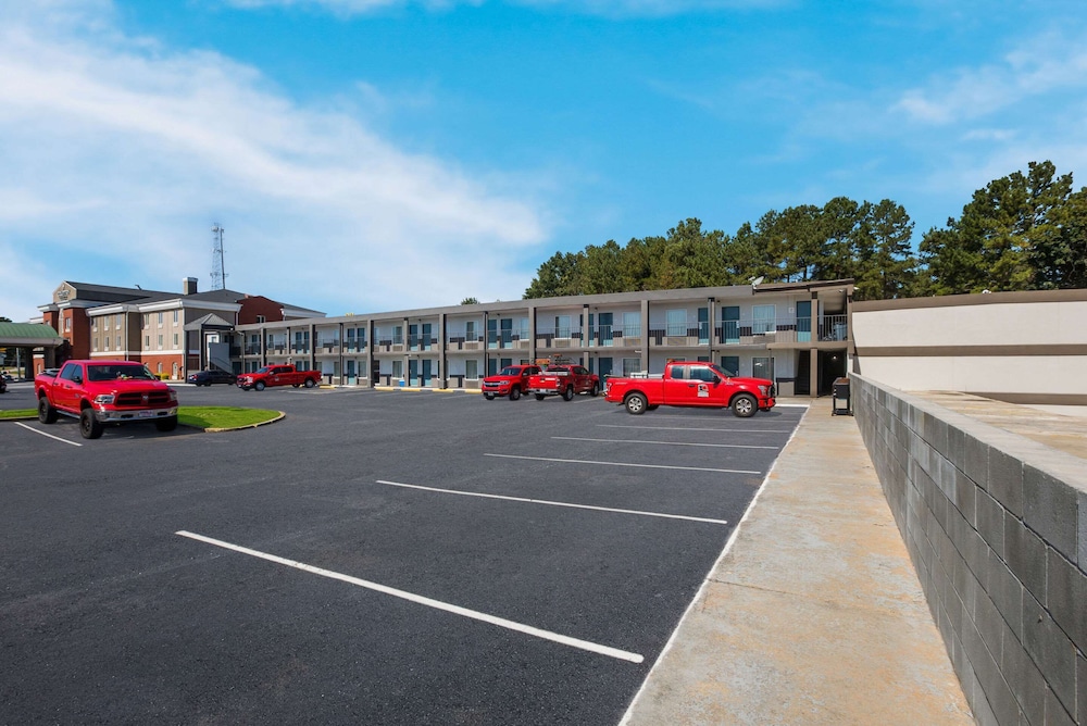 Econo Lodge Commerce - photo 54