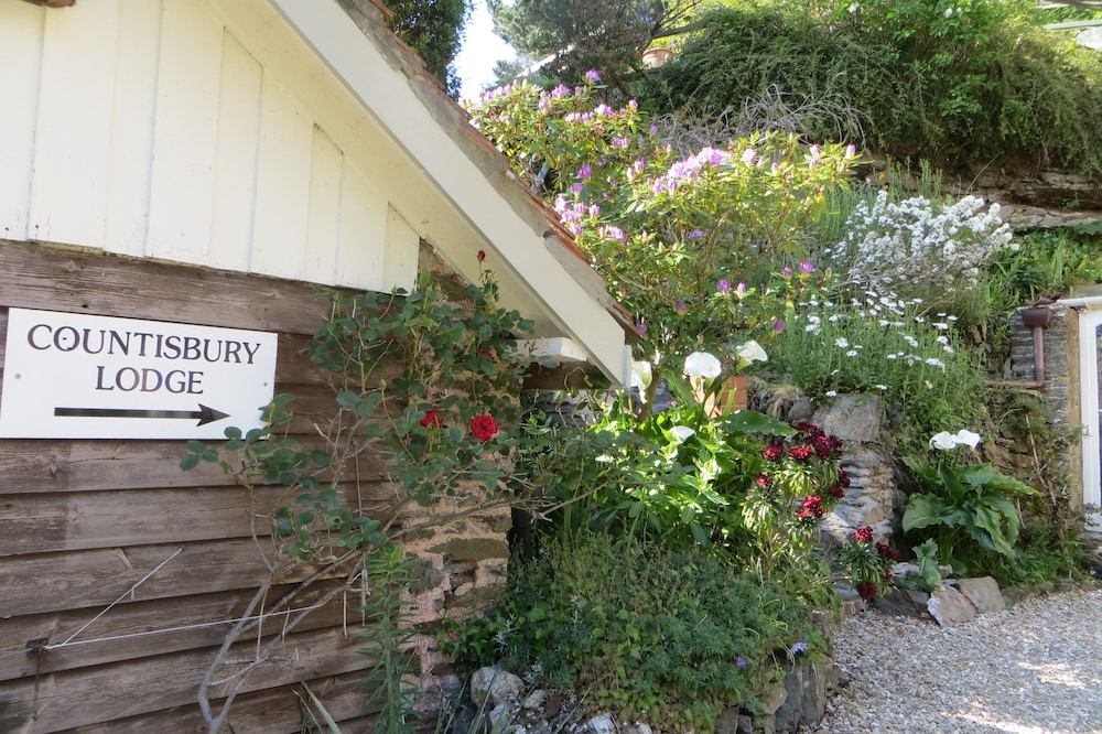 Treetop Cottage at Countisbury Lodge — 4-Star Luxury Hotel in Lynton, United Kingdom