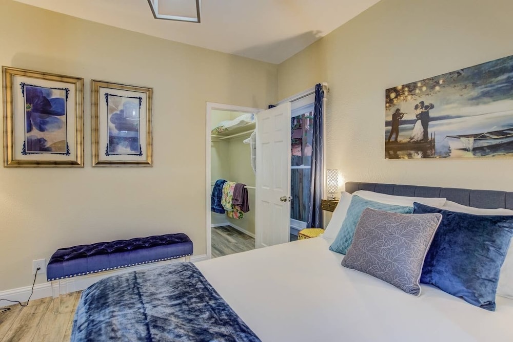 1BR Modern & Chic Bring Your Bikes and Dog - photo 7