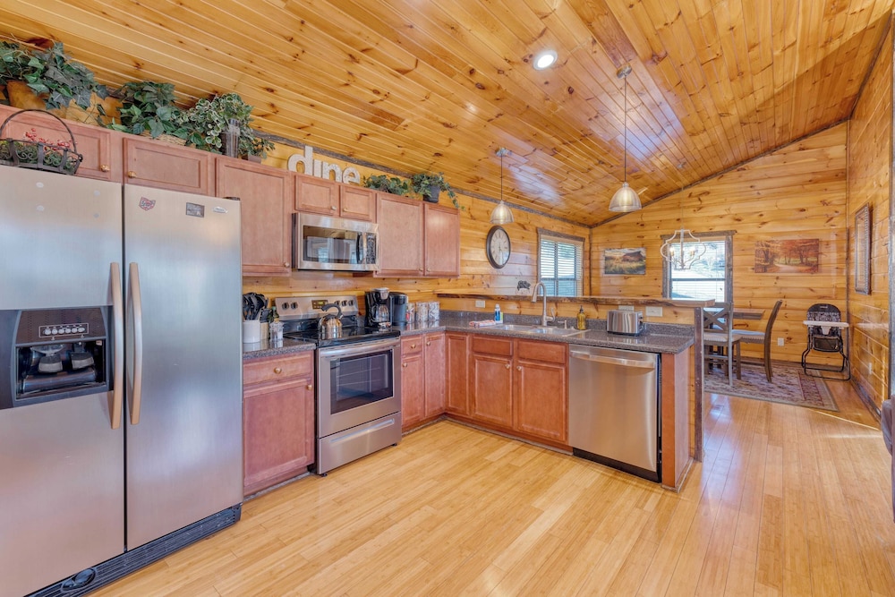 Bear Cove by Avantstay Hot Tub Pool Table - photo 6