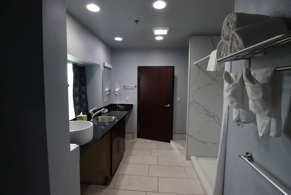 Days Inn & Suites by Wyndham Milwaukee - photo 13