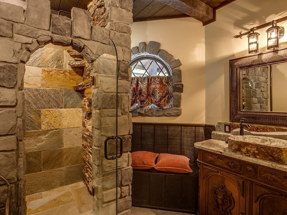 Storybook Riverside Inn - photo 18