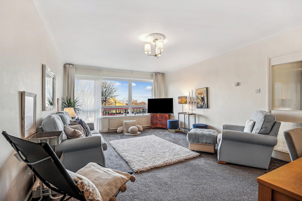 Spacious2br balcony parking 25mincentrallondon — 4-Star Luxury Hotel in London, United Kingdom