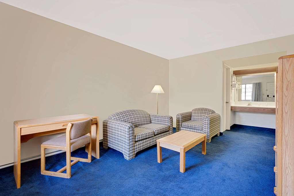 Days Inn & Suites by Wyndham Needles - photo 10