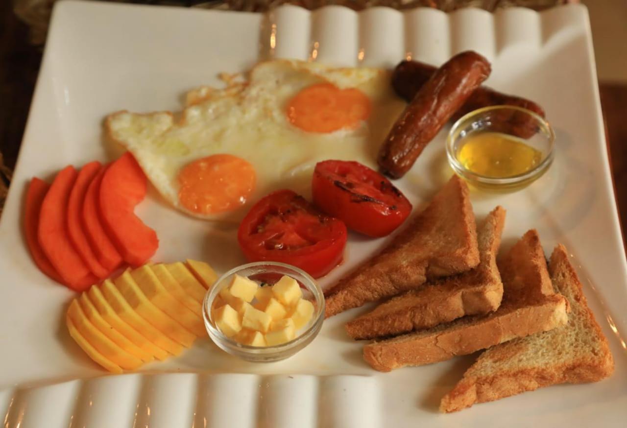 The giraffes cottages restaurant and bar