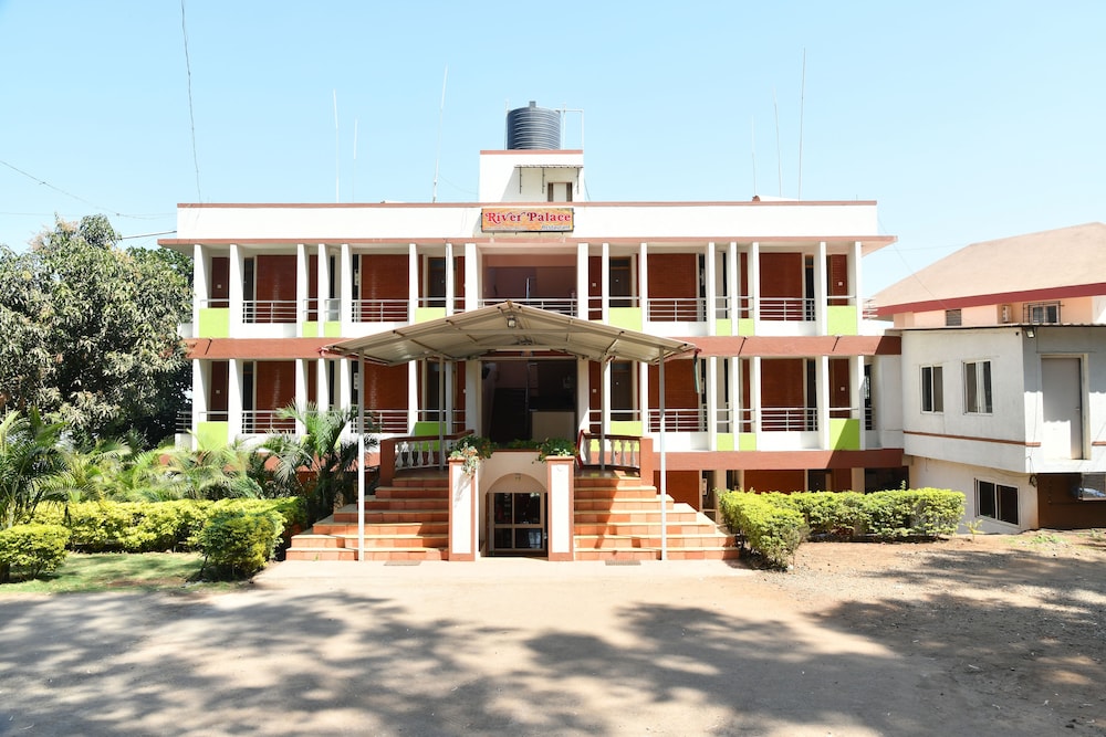 River Palace - carbon neutral hotel in Wai