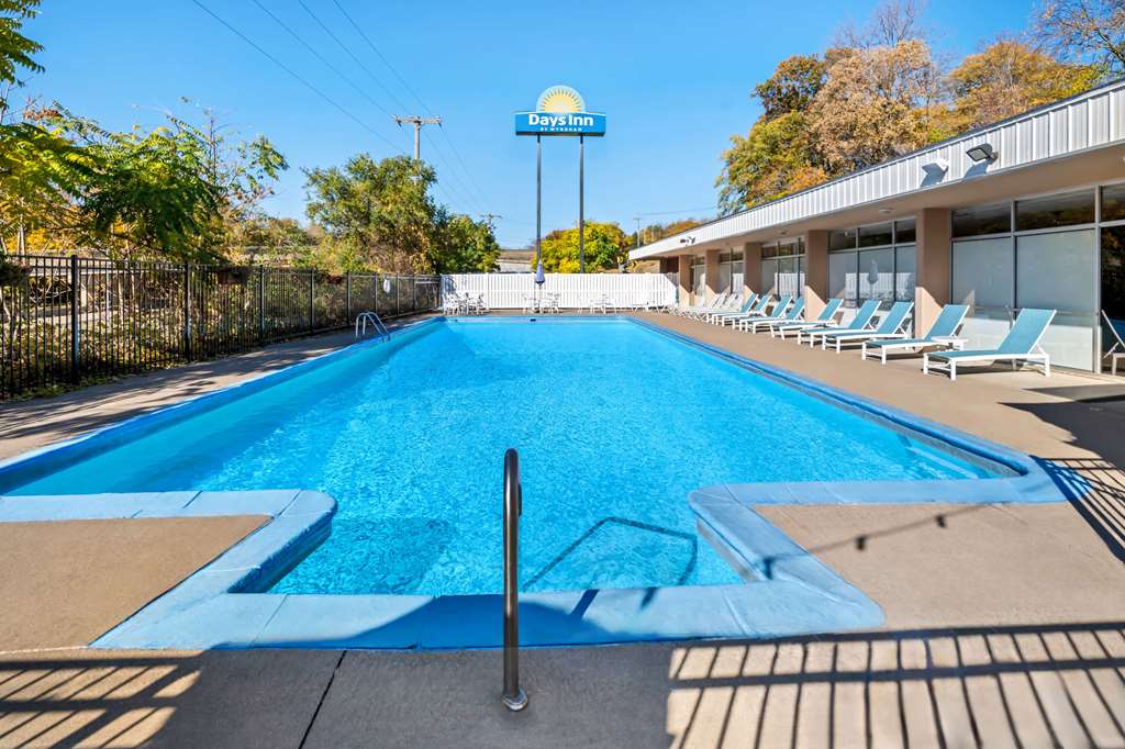 Days Inn by Wyndham Dubuque - carbon neutral hotel in Dubuque