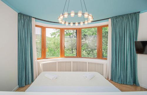 Panoramic Studio Apt in Tbilisi Center By Wehost