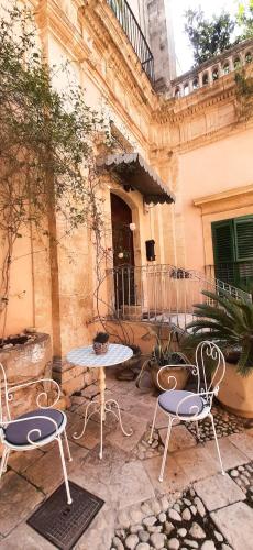 Sud Room Palazzo Rau Della Ferla in Noto, Italy