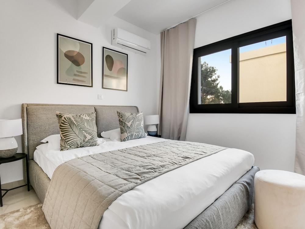 Sanders Evolution 2 2 Bedroom Apartment With Private Rooftop and Jacuzzi