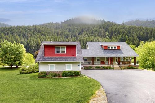 4 Bed 4 Bath Vacation Home in Leavenworth — 4-Star Luxury Hotel in Leavenworth, United States