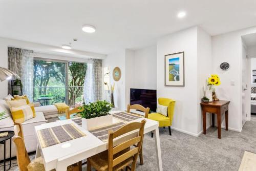 Hideaway Apartment with pool and free parking — 4-Star Luxury Hotel in Auckland, New Zealand