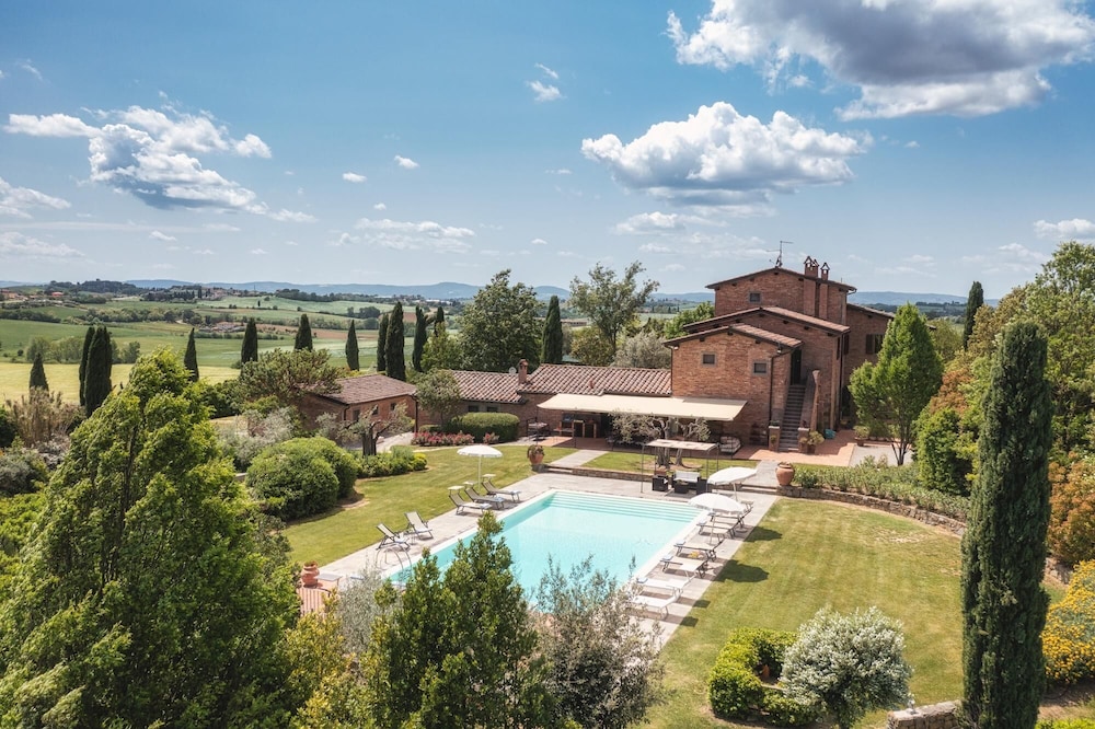 Casale Dei Girasoli 14 Emma Villas — 4-Star Luxury Hotel in Cortona, Italy