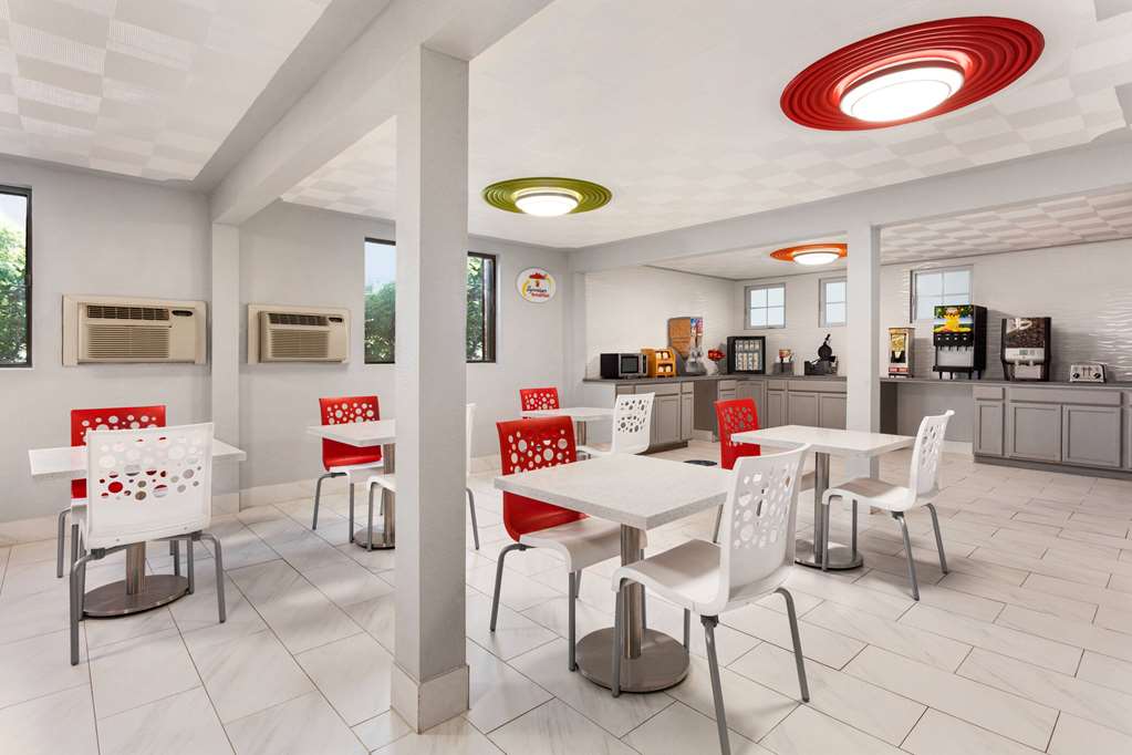 Super 8 by Wyndham Lenexa Overland Park Mall Area - photo 27