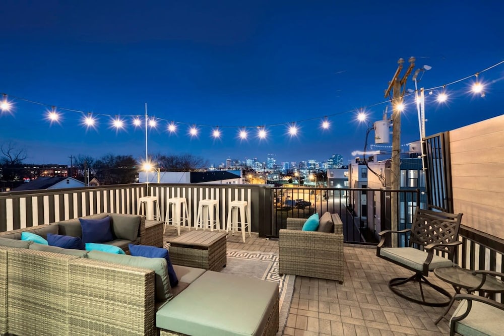 NEW Luxe 4BR 12 Beds RoofDeck Views Chefs Kitchen — 4-Star Luxury Hotel in Nashville, United States