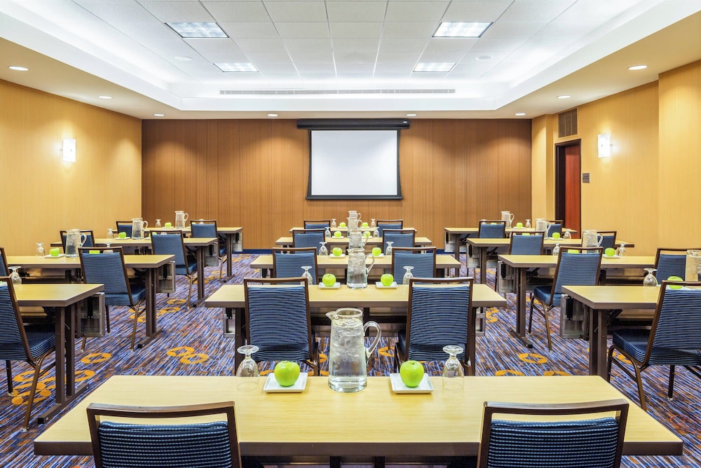 Courtyard by Marriott Houston by the Galleria - photo 12