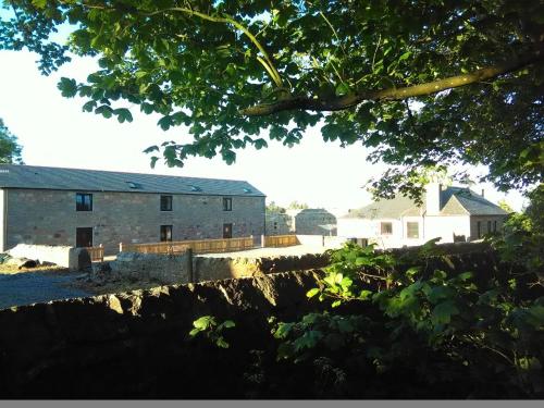 Berryhill East Steading 3 bedroom 2 bathroom self catering sleeps 6 Private off road parking Yard & Shed Suit Contractors Peterhead 1 mile Newly Refurbished Underfloor Heating Drying Room Golf Driving Range Cafe Extensive Footpaths — 4-Star Luxury Hotel in Peterhead, United Kingdom