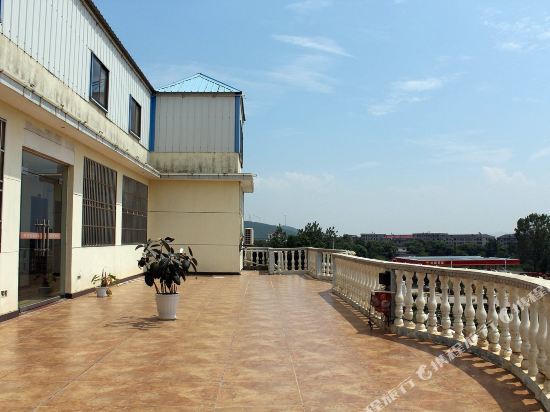 Bailu Business Inn — hotel in Luyang